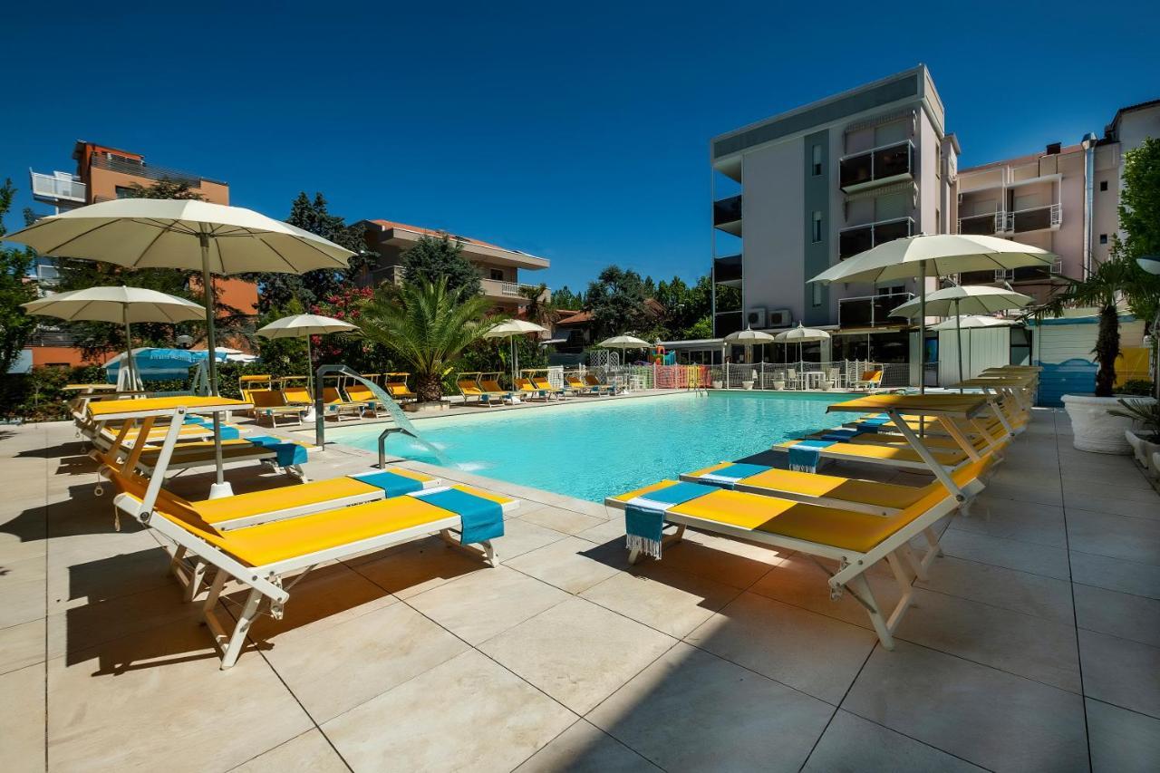 Hotel Tre Rose Riccione Dış mekan fotoğraf