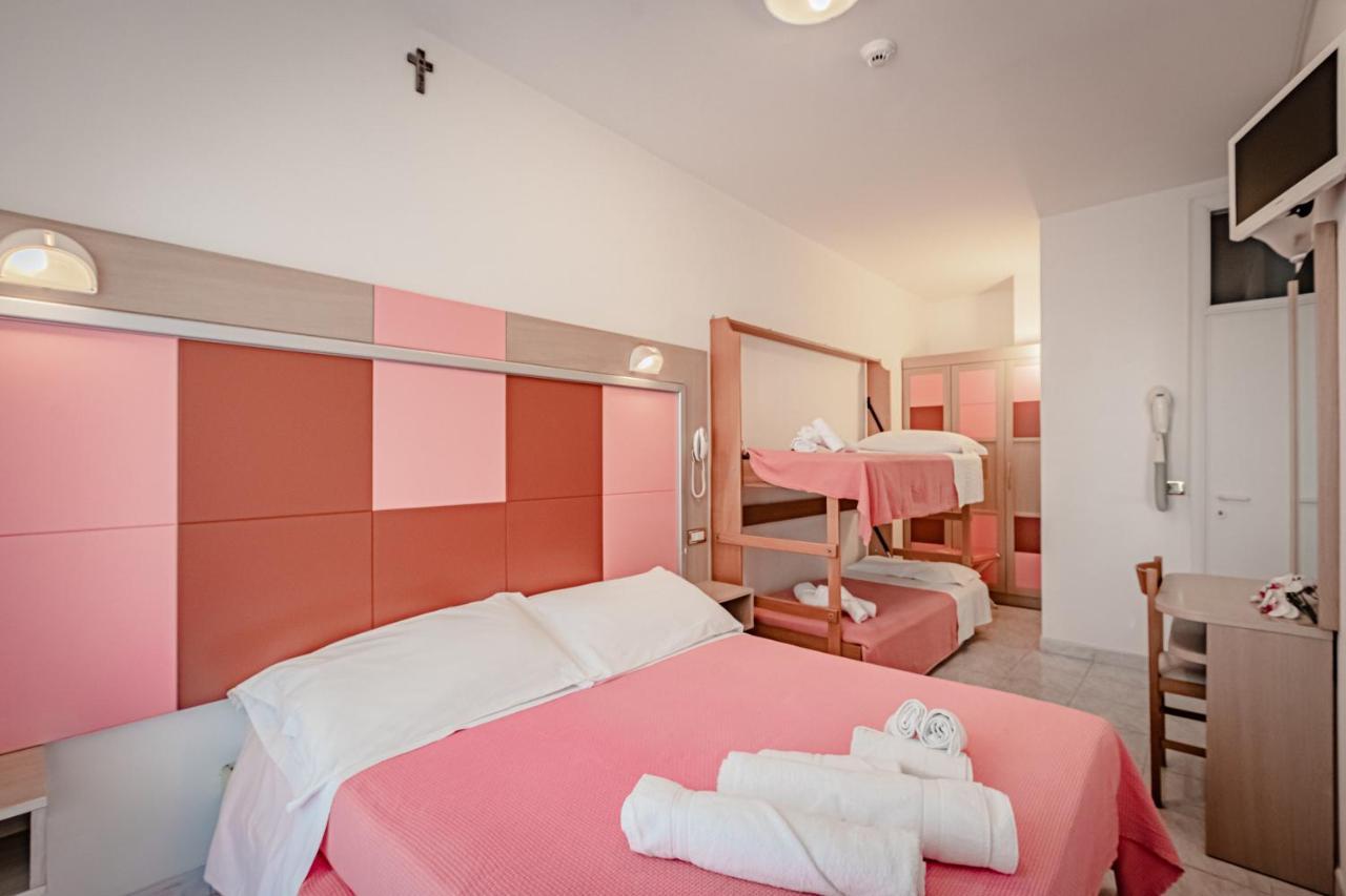 Hotel Tre Rose Riccione Dış mekan fotoğraf