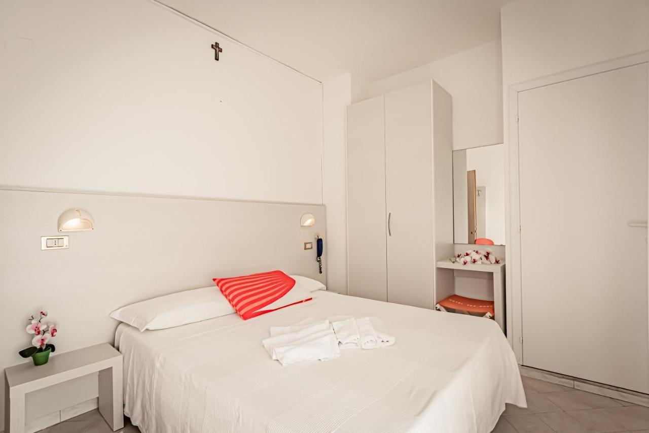 Hotel Tre Rose Riccione Dış mekan fotoğraf