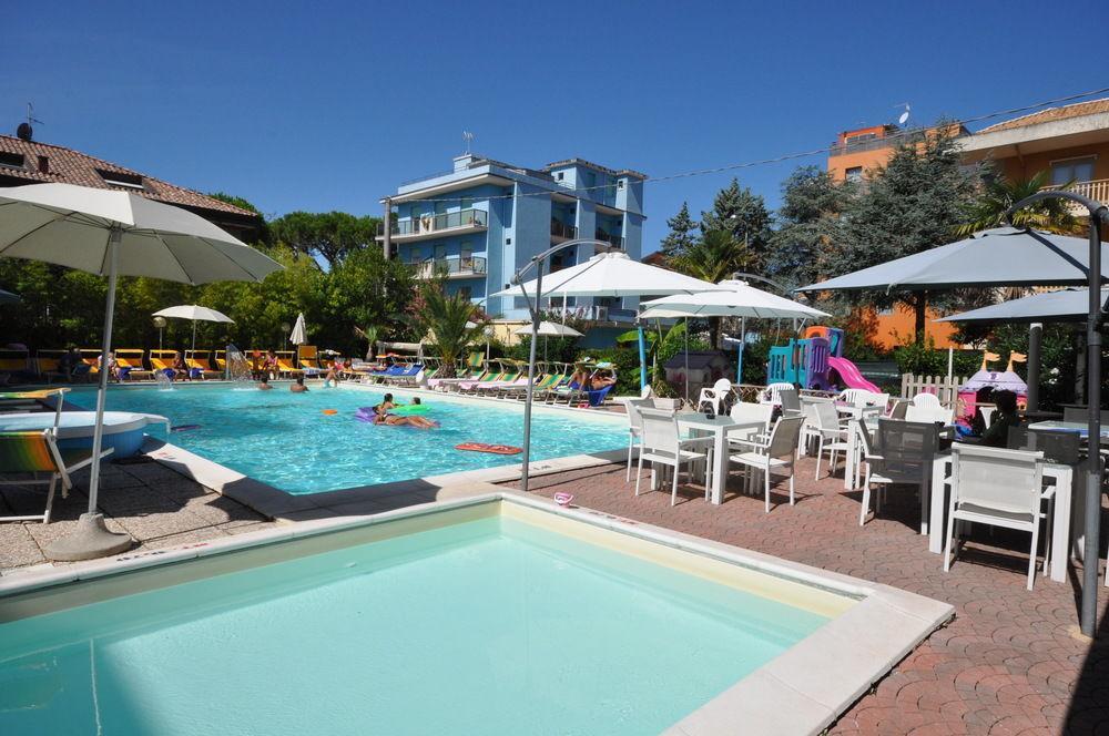 Hotel Tre Rose Riccione Dış mekan fotoğraf