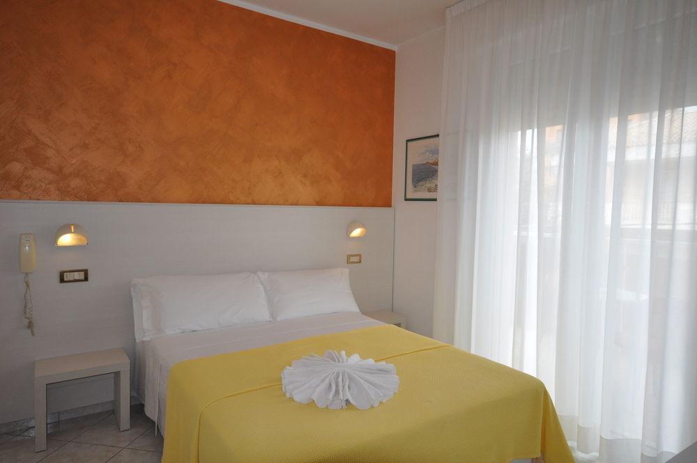 Hotel Tre Rose Riccione Dış mekan fotoğraf