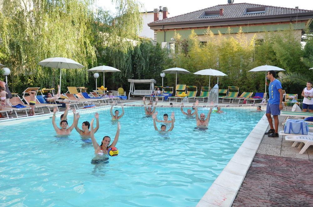 Hotel Tre Rose Riccione Dış mekan fotoğraf