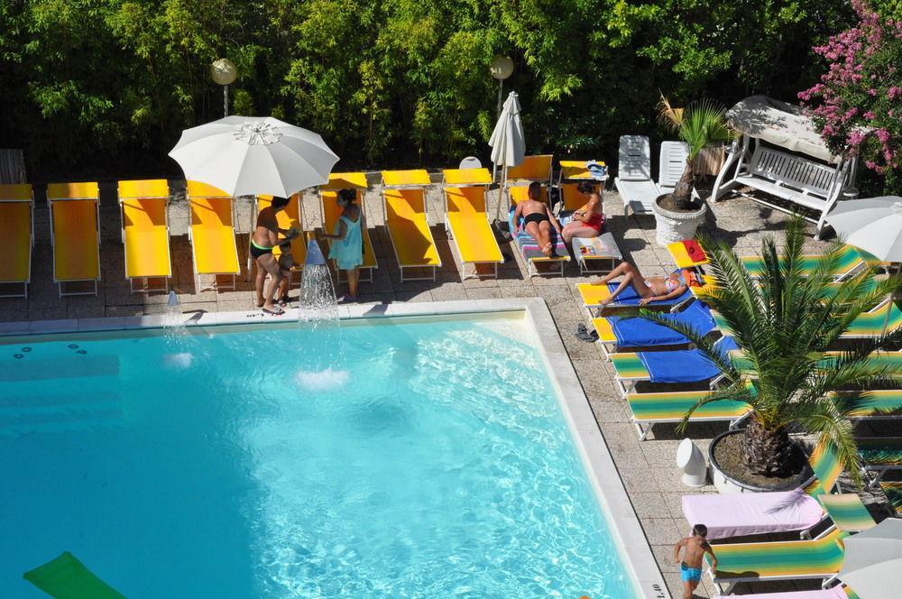 Hotel Tre Rose Riccione Dış mekan fotoğraf